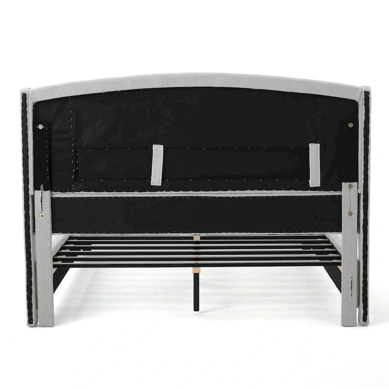 Cama de plataforma tapizada moderna gris claro tamaño King con cabecera capitoné para dormitorio