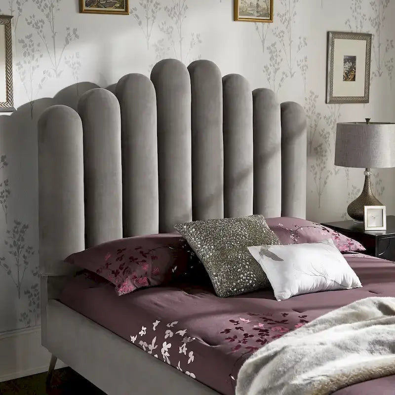 Cama plataforma Eggleston tapizada en terciopelo Art Decó