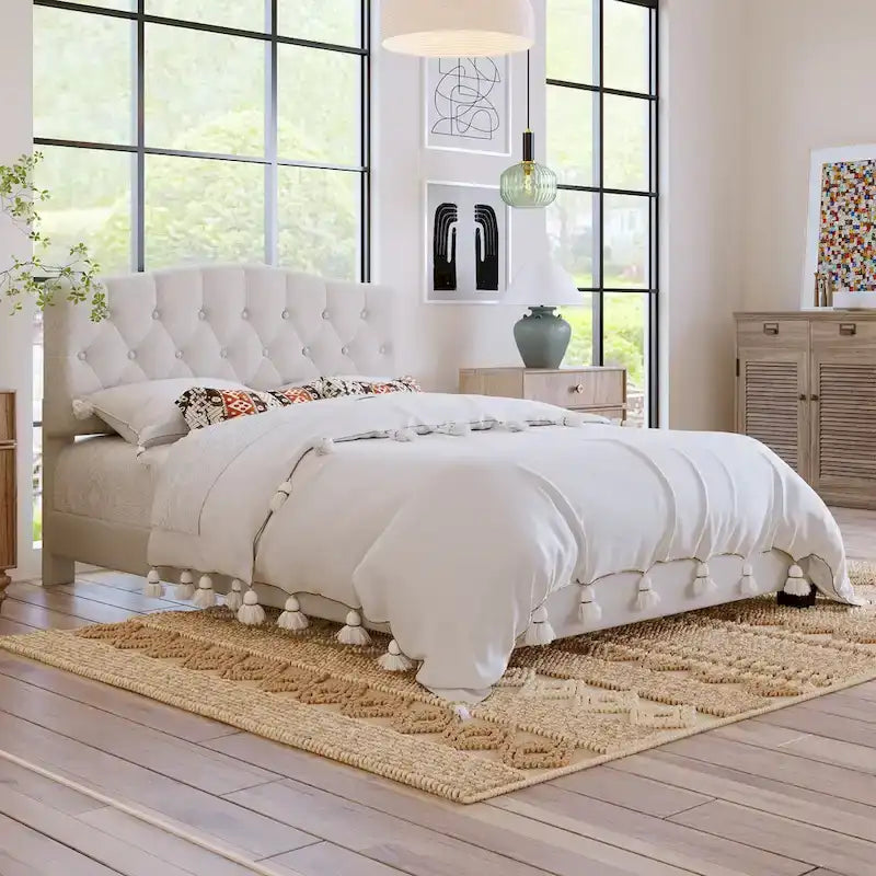 Cama de plataforma tapizada con cabecero curvado tipo silla de montar y detalles capitoné en forma de diamante