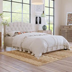 Cama de plataforma tapizada con cabecero curvado tipo silla de montar y detalles capitoné en forma de diamante