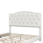 Cama de plataforma tapizada con cabecero curvado tipo silla de montar y detalles capitoné en forma de diamante