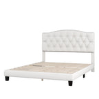 Cama de plataforma tapizada con cabecero curvado tipo silla de montar y detalles capitoné en forma de diamante