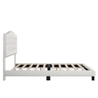Cama de plataforma tapizada con cabecero curvado tipo silla de montar y detalles capitoné en forma de diamante