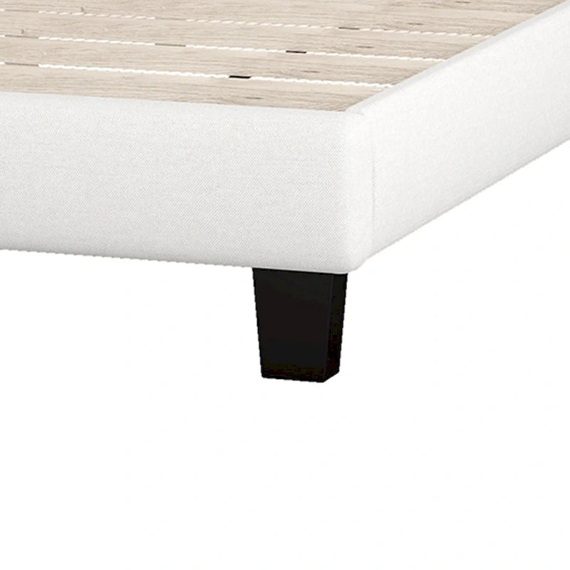 Cama de plataforma tapizada con cabecero curvado tipo silla de montar y detalles capitoné en forma de diamante