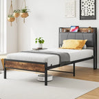 Cama con plataforma de metal y madera con cabecero de lino y estación de carga