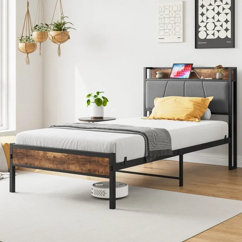 Cama con plataforma de metal y madera con cabecero de lino y estación de carga