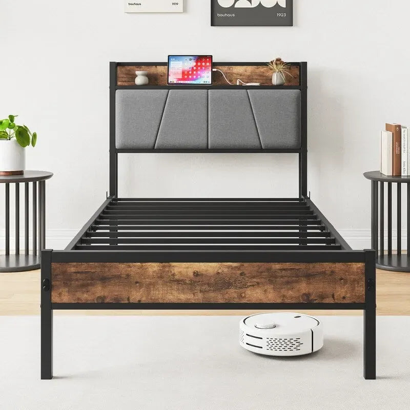 Cama con plataforma de metal y madera con cabecero de lino y estación de carga