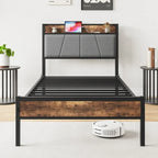 Cama con plataforma de metal y madera con cabecero de lino y estación de carga