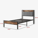 Cama con plataforma de metal y madera con cabecero de lino y estación de carga