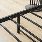 Cama con plataforma de metal y madera con cabecero de lino y estación de carga