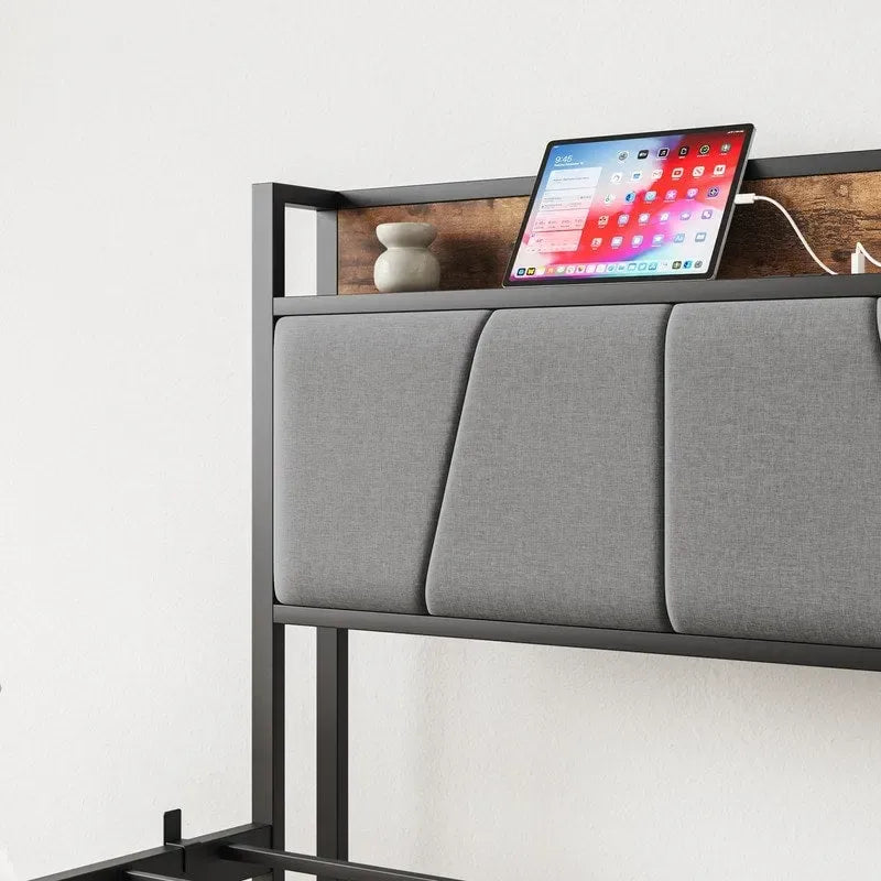 Cama con plataforma de metal y madera con cabecero de lino y estación de carga