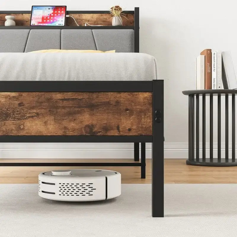 Cama con plataforma de metal y madera con cabecero de lino y estación de carga