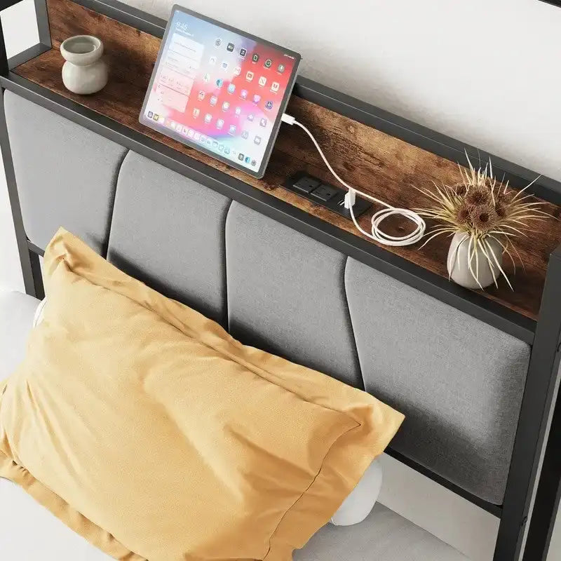 Cama con plataforma de metal y madera con cabecero de lino y estación de carga