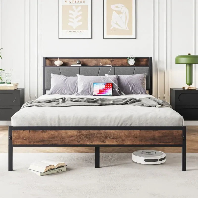 Cama con plataforma de metal y madera con cabecero de lino y estación de carga