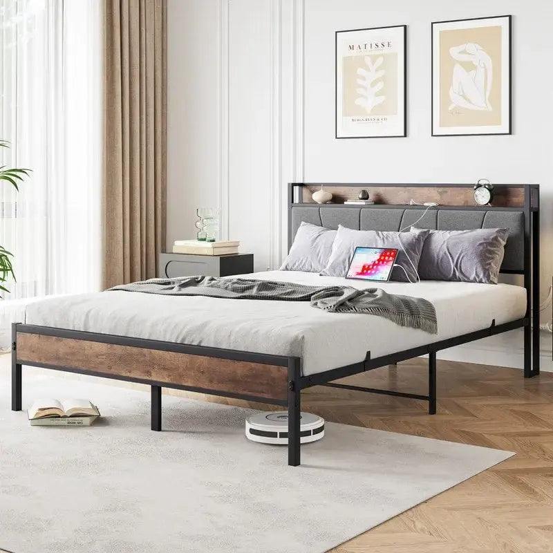 Cama con plataforma de metal y madera con cabecero de lino y estación de carga