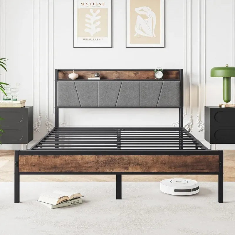 Cama con plataforma de metal y madera con cabecero de lino y estación de carga