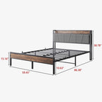 Cama con plataforma de metal y madera con cabecero de lino y estación de carga