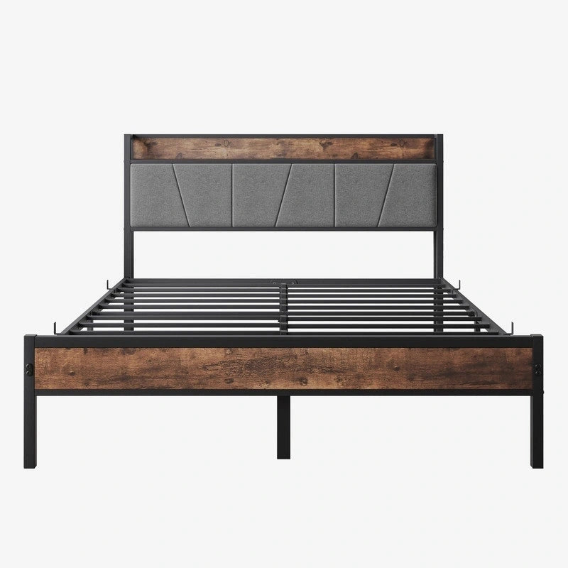 Cama con plataforma de metal y madera con cabecero de lino y estación de carga