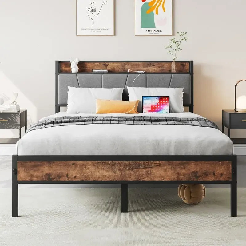 Cama con plataforma de metal y madera con cabecero de lino y estación de carga