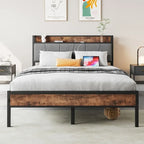 Cama con plataforma de metal y madera con cabecero de lino y estación de carga