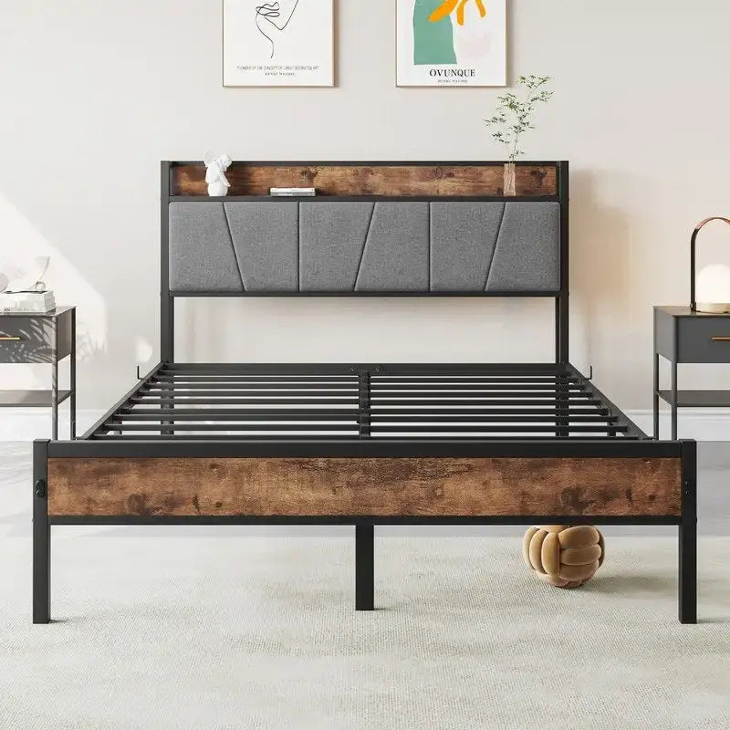Cama con plataforma de metal y madera con cabecero de lino y estación de carga