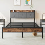 Cama con plataforma de metal y madera con cabecero de lino y estación de carga