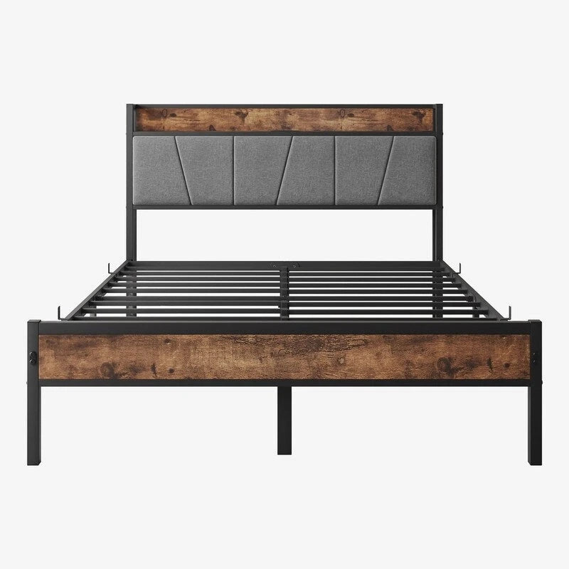 Cama con plataforma de metal y madera con cabecero de lino y estación de carga