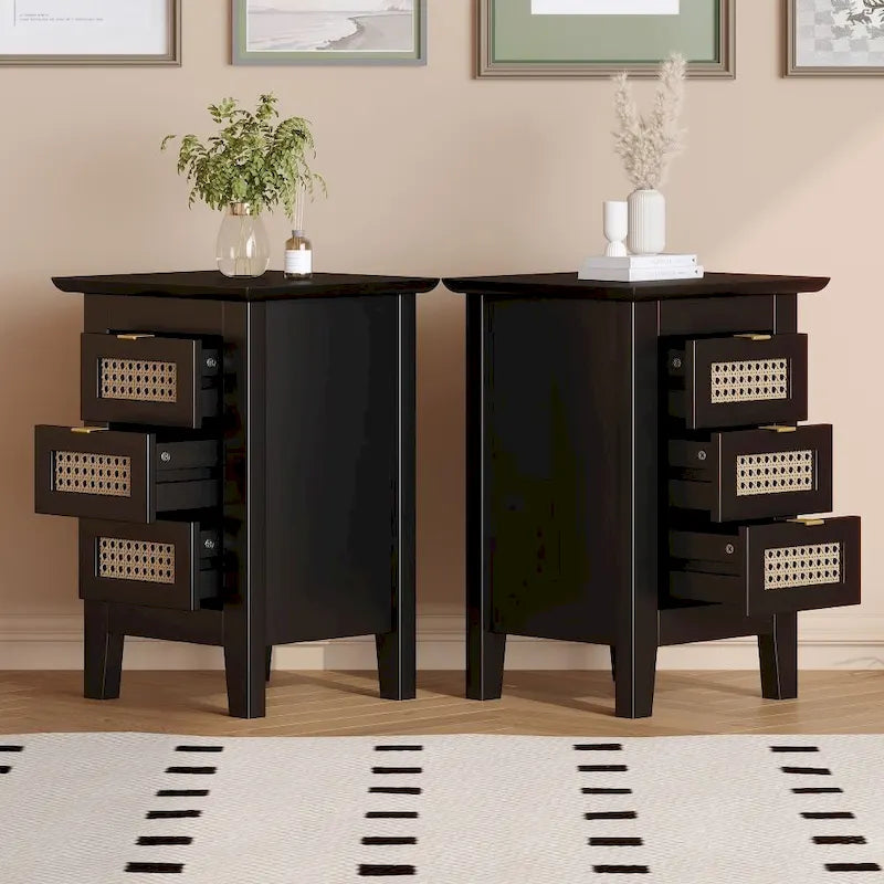 Mesitas de Noche de Madera (Set de 2) con Superficies Tejidas de Ratán y Tres Cajones