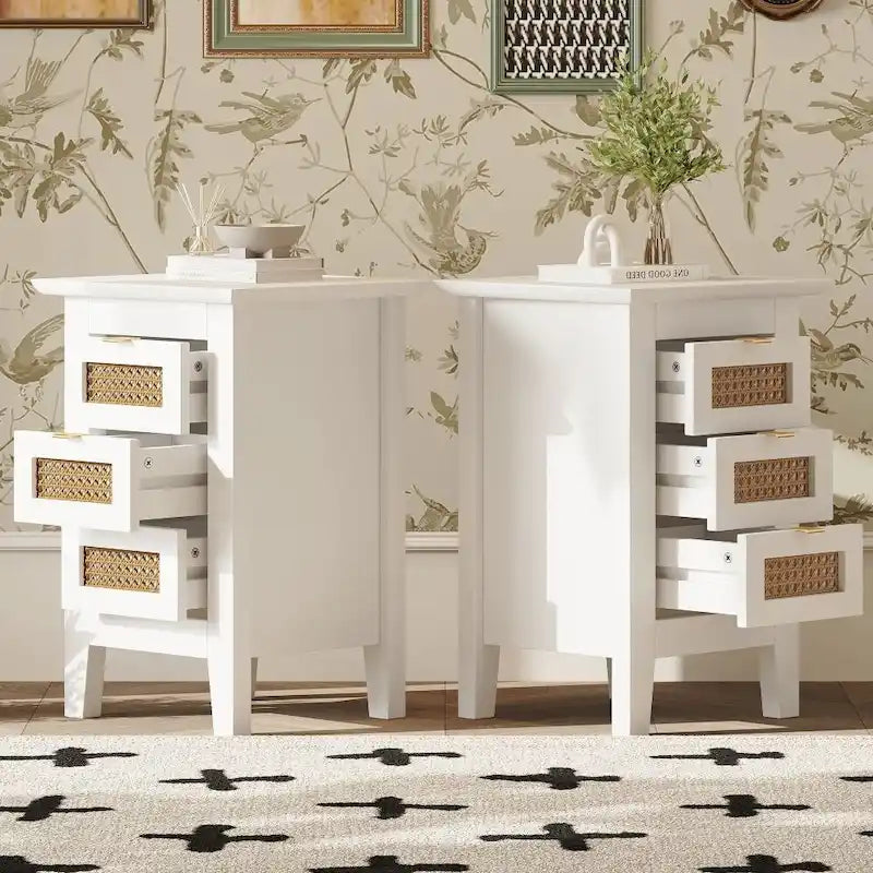 Mesitas de Noche de Madera (Set de 2) con Superficies Tejidas de Ratán y Tres Cajones